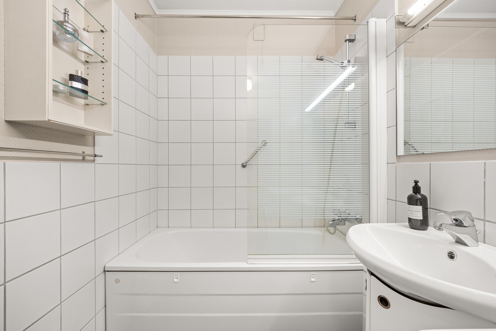 Badet er utstyrt med servant og badekar med dusj. Galleribilde