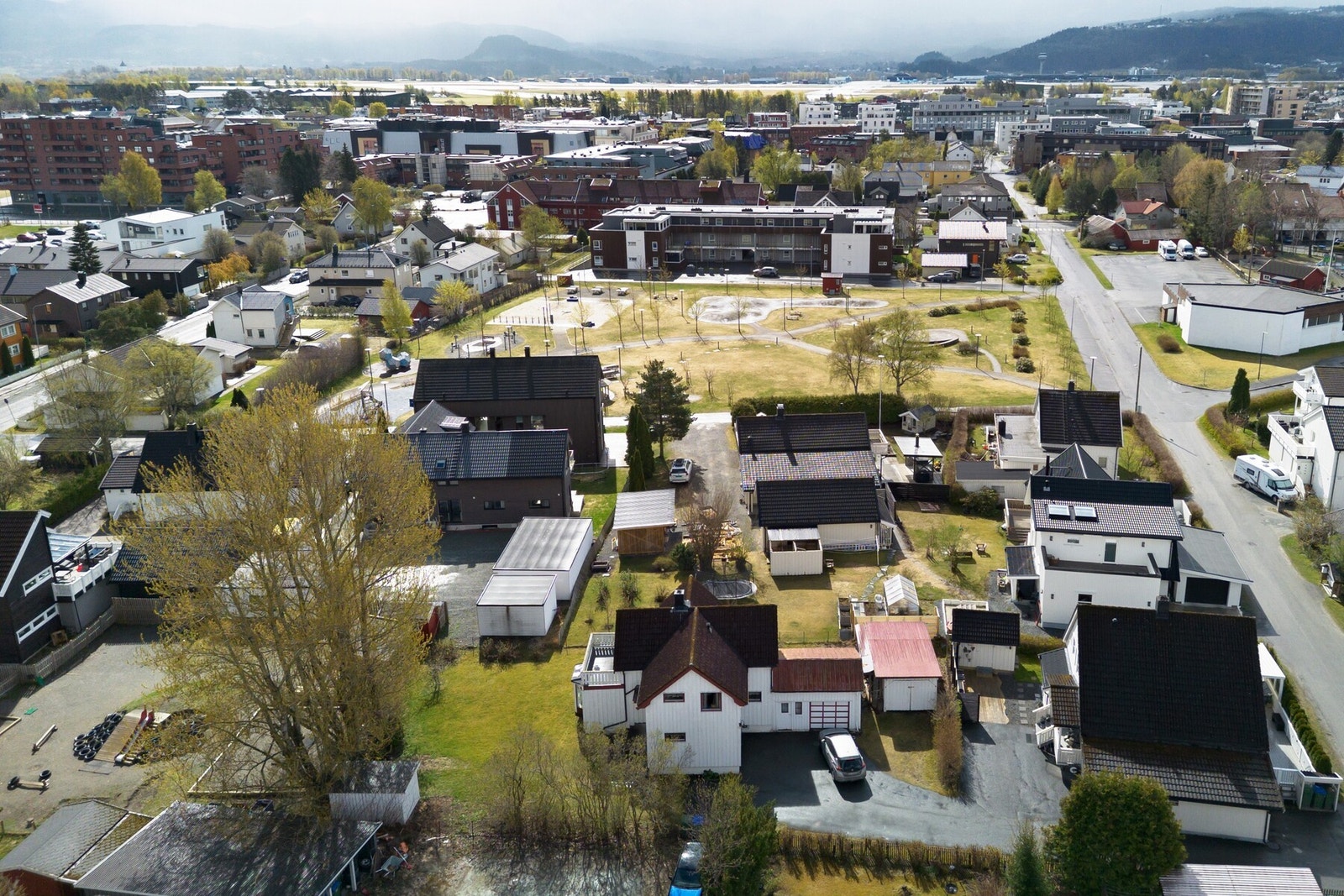 Eiendommen er på 625 kvm og grenser til friområde. Fra boligen er det gangavstand til alle sentrumsfasiliteter - se 360-visning i annonsen. Galleribilde