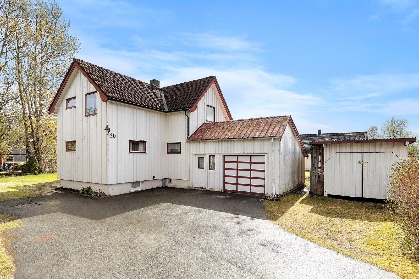Asfaltert gårdsplass og garasje. Det er også satt opp en carport på eiendommen. Galleribilde