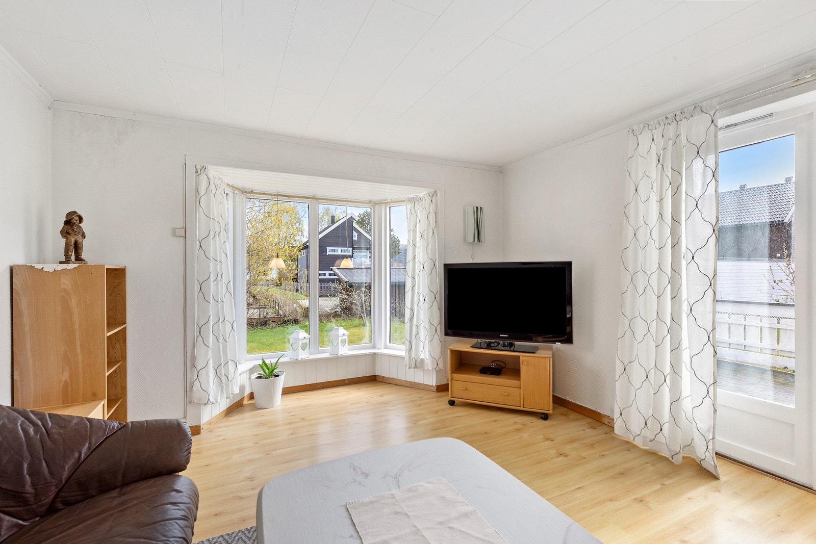 Det er laminat på gulv, malt glassfiberstrie og brystpanel i deler av stuen. Galleribilde