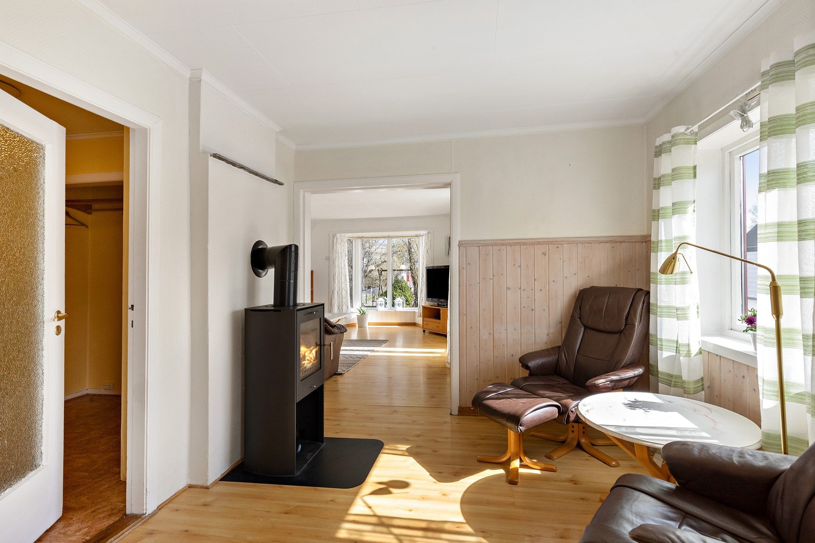 Velkommen inn! Boligens 1. etasje rommer 2 stuer, kjøkken, baderom og gang. Galleribilde