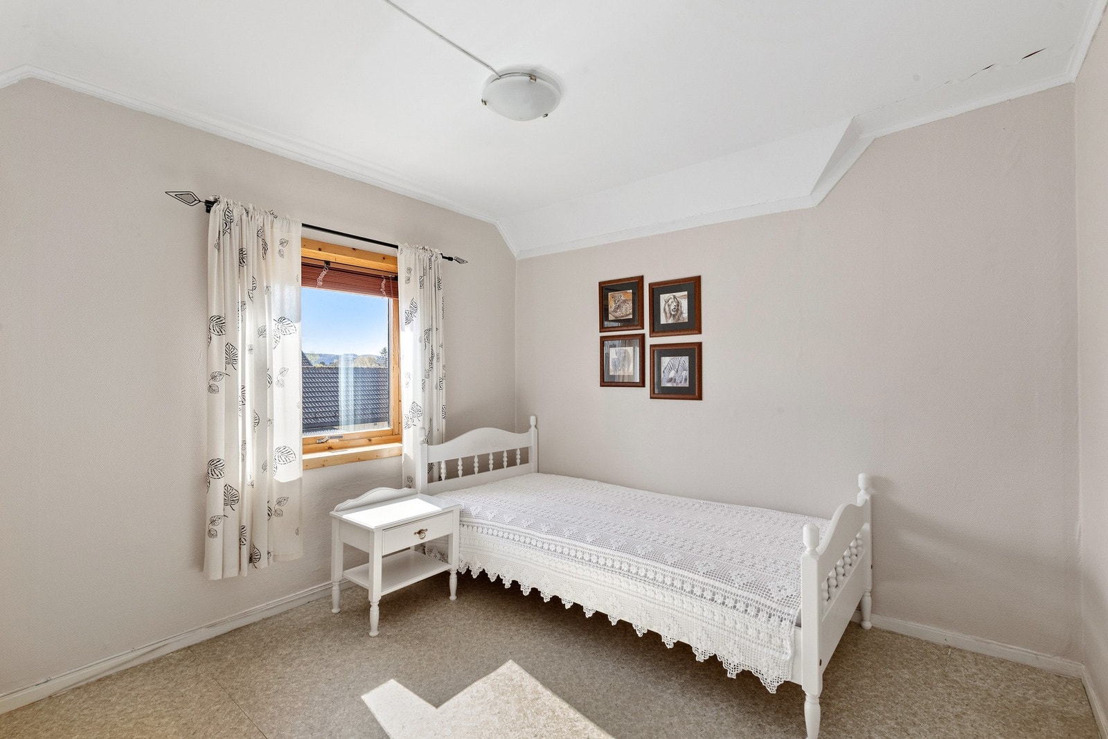 Loft er innredet med 4 soverom og godt med lagringsplass. Galleribilde