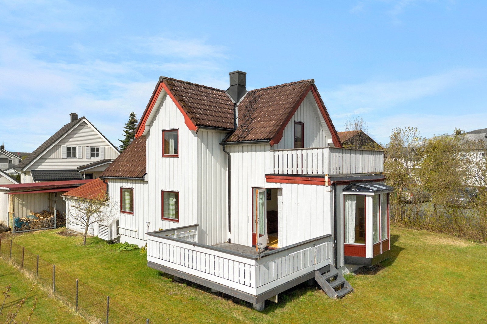 Det er bla. epletre, plommetre, ripsbær, solbær og stikkelsbær i hagen. Galleribilde