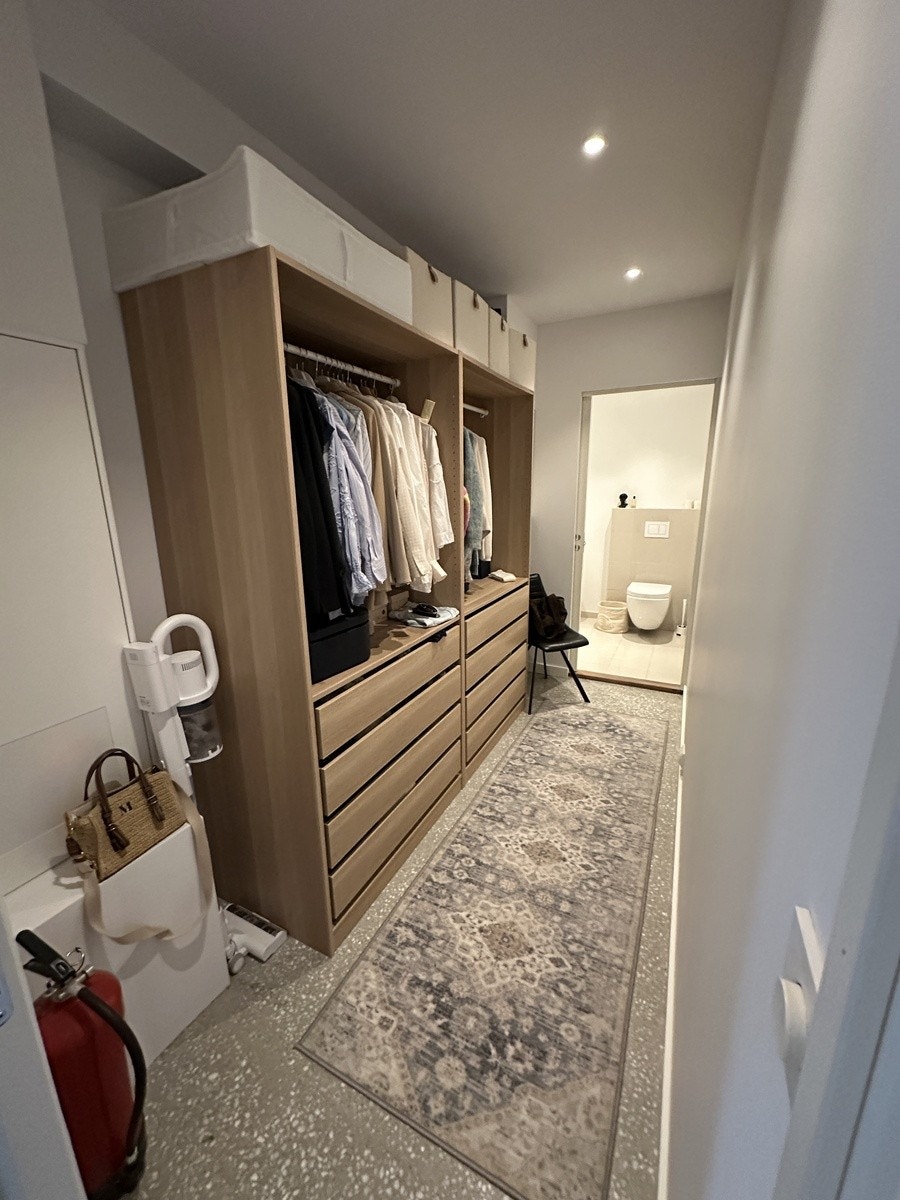 Romslig garderobeløsning med god oppbevaringsplass Galleribilde