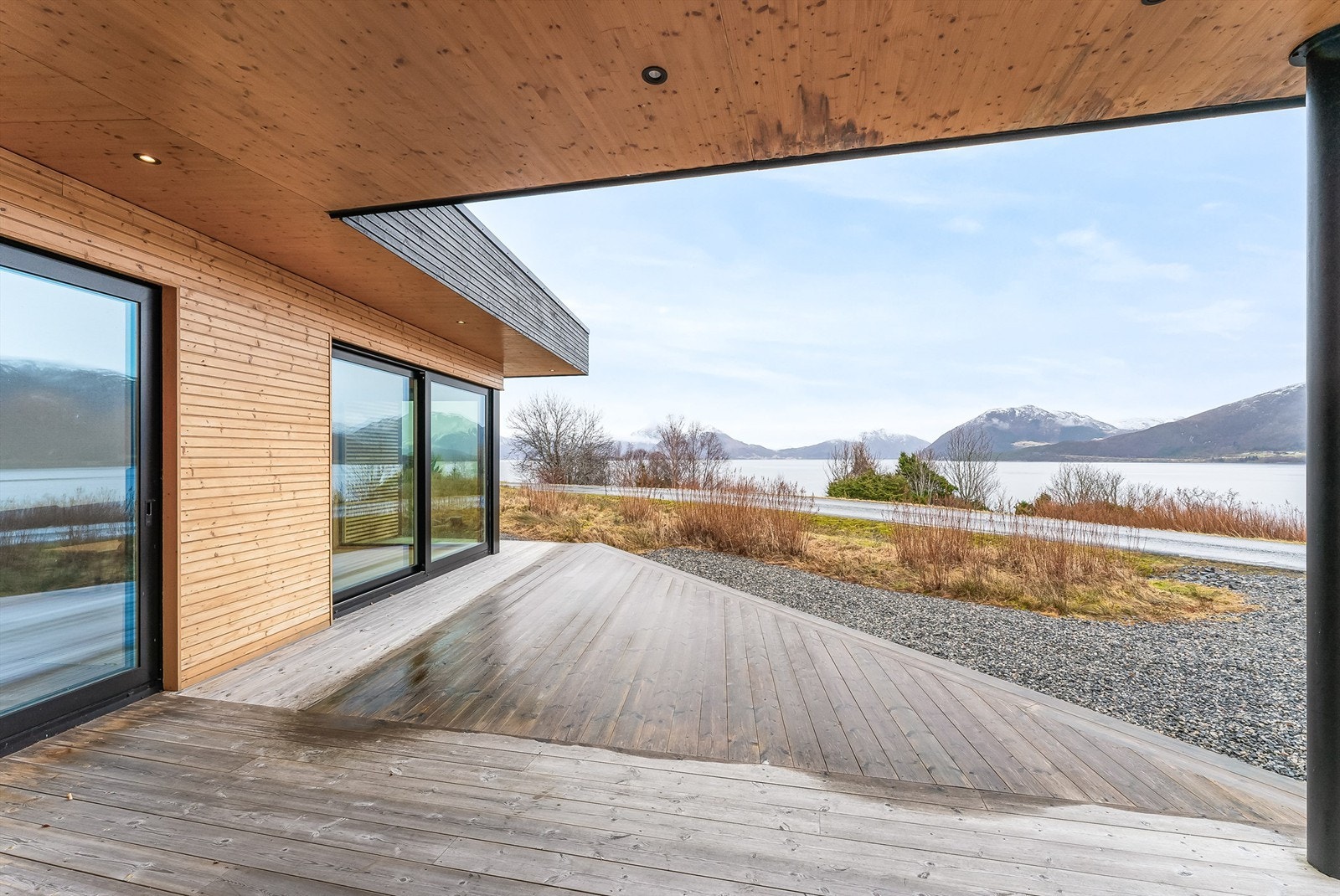 Stor terrasse med fjordutsikt Galleribilde