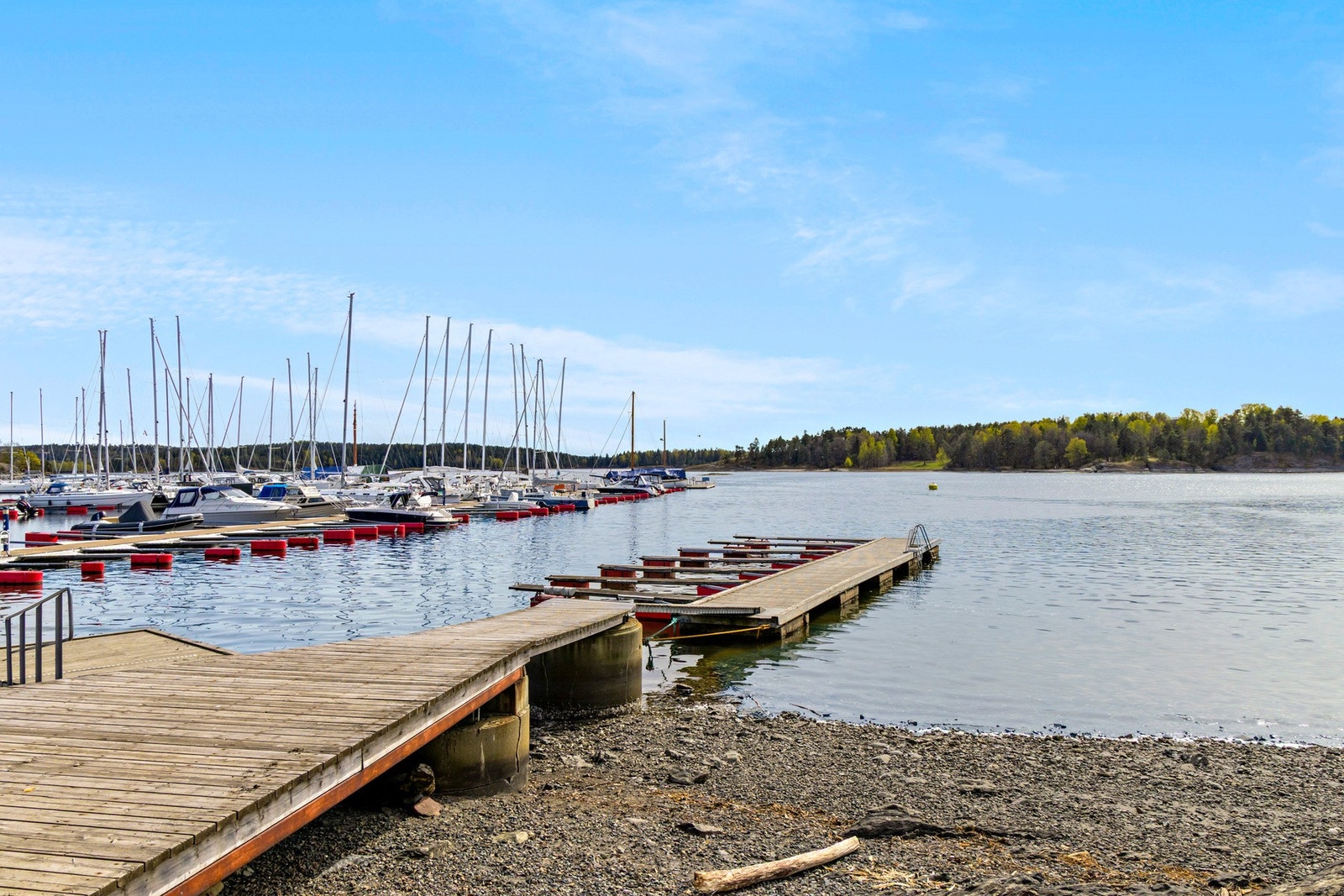Det er kort vei til fjorden med badeplasser, båthavn og rekreasjonsarealer Galleribilde