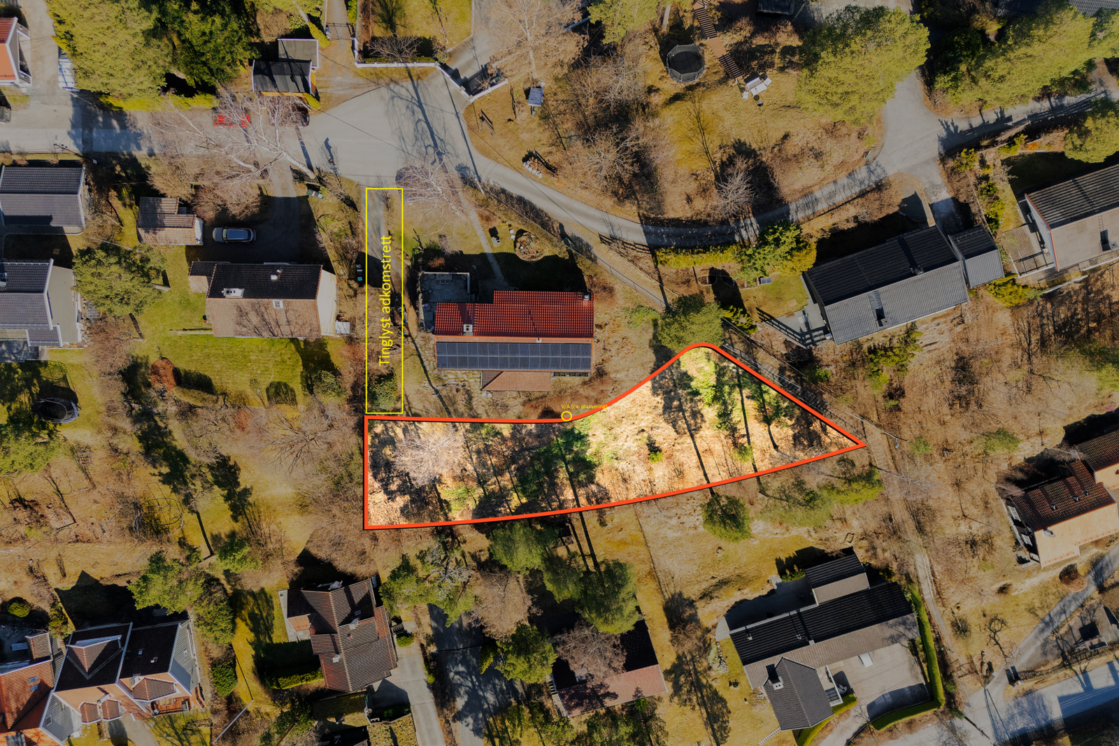 Tomten ligger i skrånende terreng, og er på 911 m² med tinglyst adkomsrett og vann-/avløp ved grensen. Galleribilde