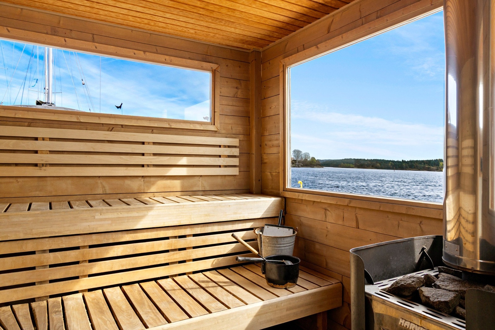 Det er kort vei til fjorden med badstue og bademuligheter. Galleribilde