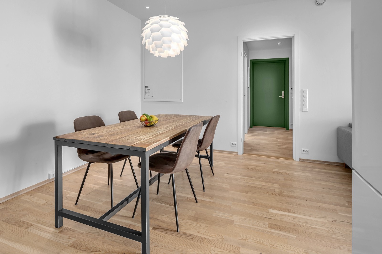 God plass til spisebord og stoler. Vannbåren varme i stue/kjøkken, gang og bad/vaskerom. Galleribilde