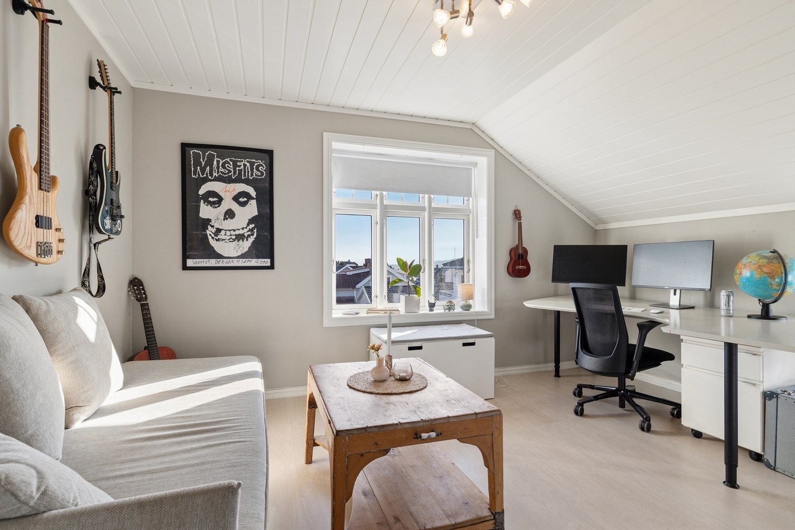Etasjen er innredet med totalt fire soverom, som gir mange muligheter for en stor familie. Galleribilde