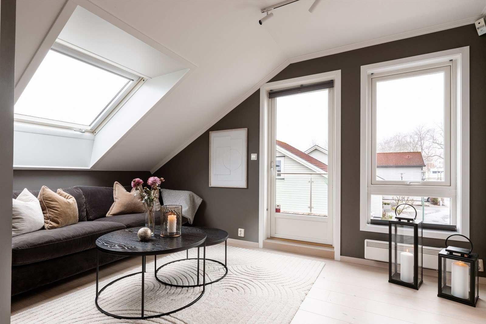 Loftstuen har en lun og hyggelig utforming med godt lysinnslipp, og utgang til en solrik, sydvestvendt terrasse på ca. 17 kvm. Galleribilde