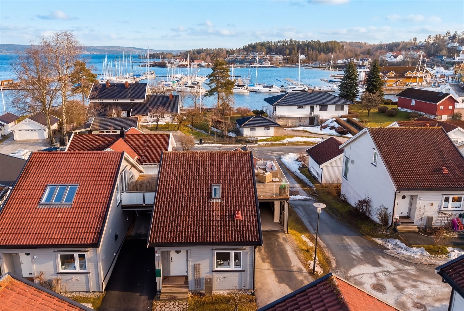 Fra boligen er det få minutters gange til sentrum med et variert utvalg av butikker, kafeer og restauranter. Galleribilde