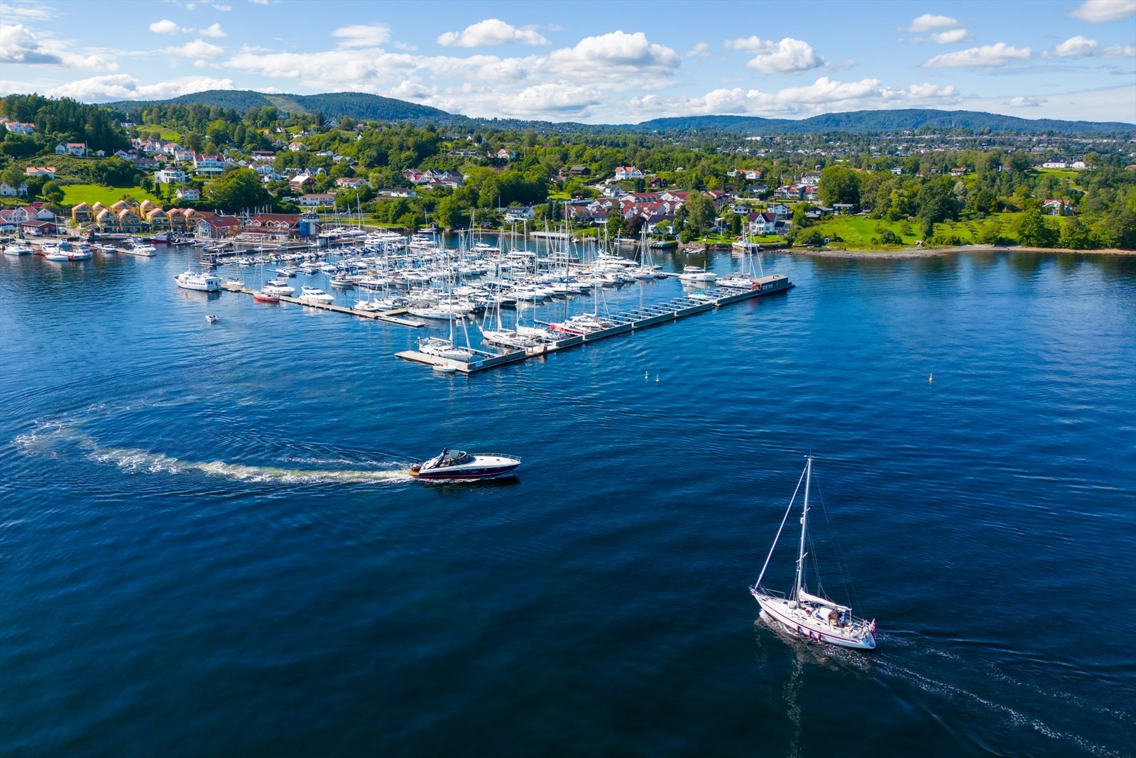 Vollen Marina er en komplett marina med båtplasser og gjestehavn, restaurant på bryggekanten, båtleverandører, båt- og motorservice samt bensinstasjon og kiosk. Galleribilde