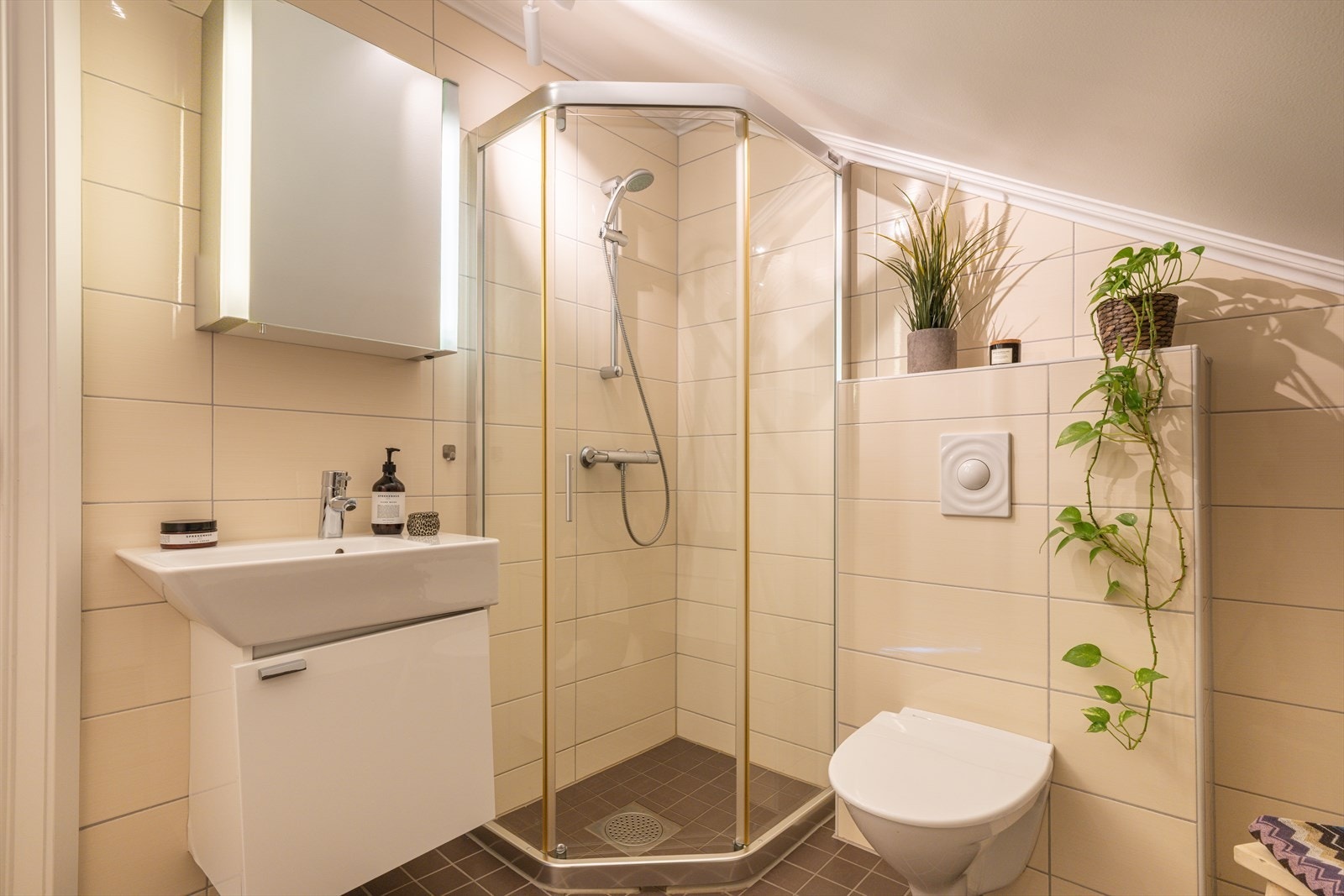 Boligen har flere delikate og gjennomførte våtrom med en helhetlig og pen standard. Badet i 2. etg er delikat og funksjonelt med flislagte overflater, hjørnedusj med glassvegger og vegghengt toalett. Galleribilde