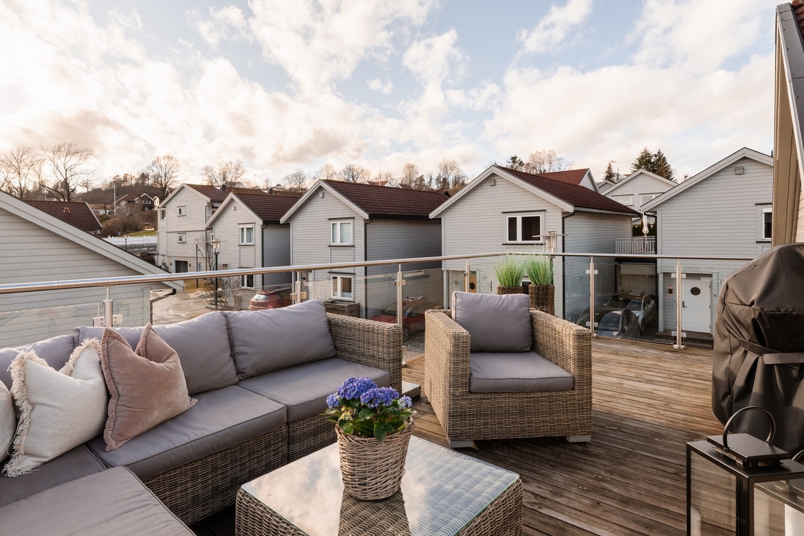 Romslig terrasse med flere møbleringsmuligheter. Galleribilde