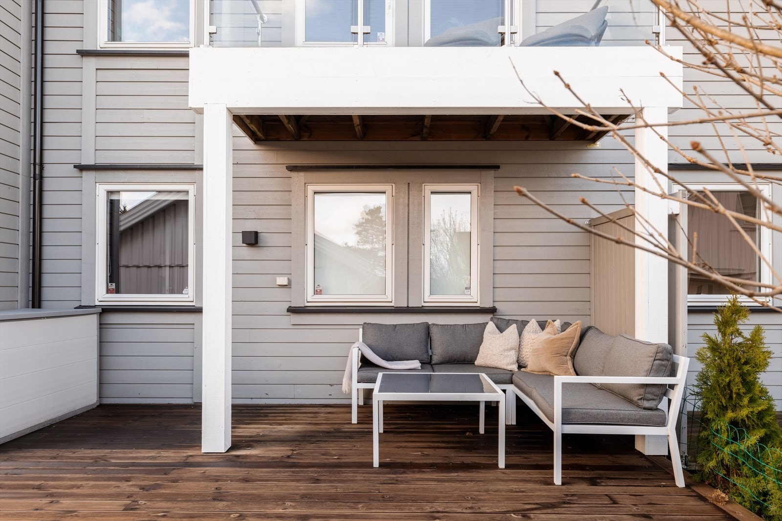 Ut fra underetasjen er det utgang til en terrasse på 25 m² syd-østvendt terrasse. Galleribilde