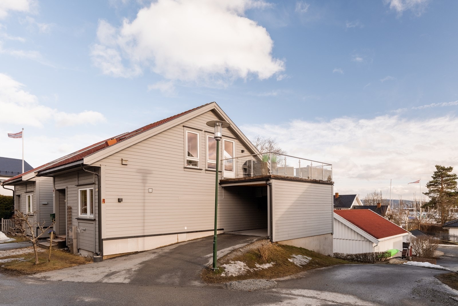 Boligen disponerer carport med tilhørende elbillader og bod i bakkant. I tillegg er det tilgang til flere gjesteparkeringsplasser i området, samt gateparkering etter gjeldende bestemmelser. Galleribilde