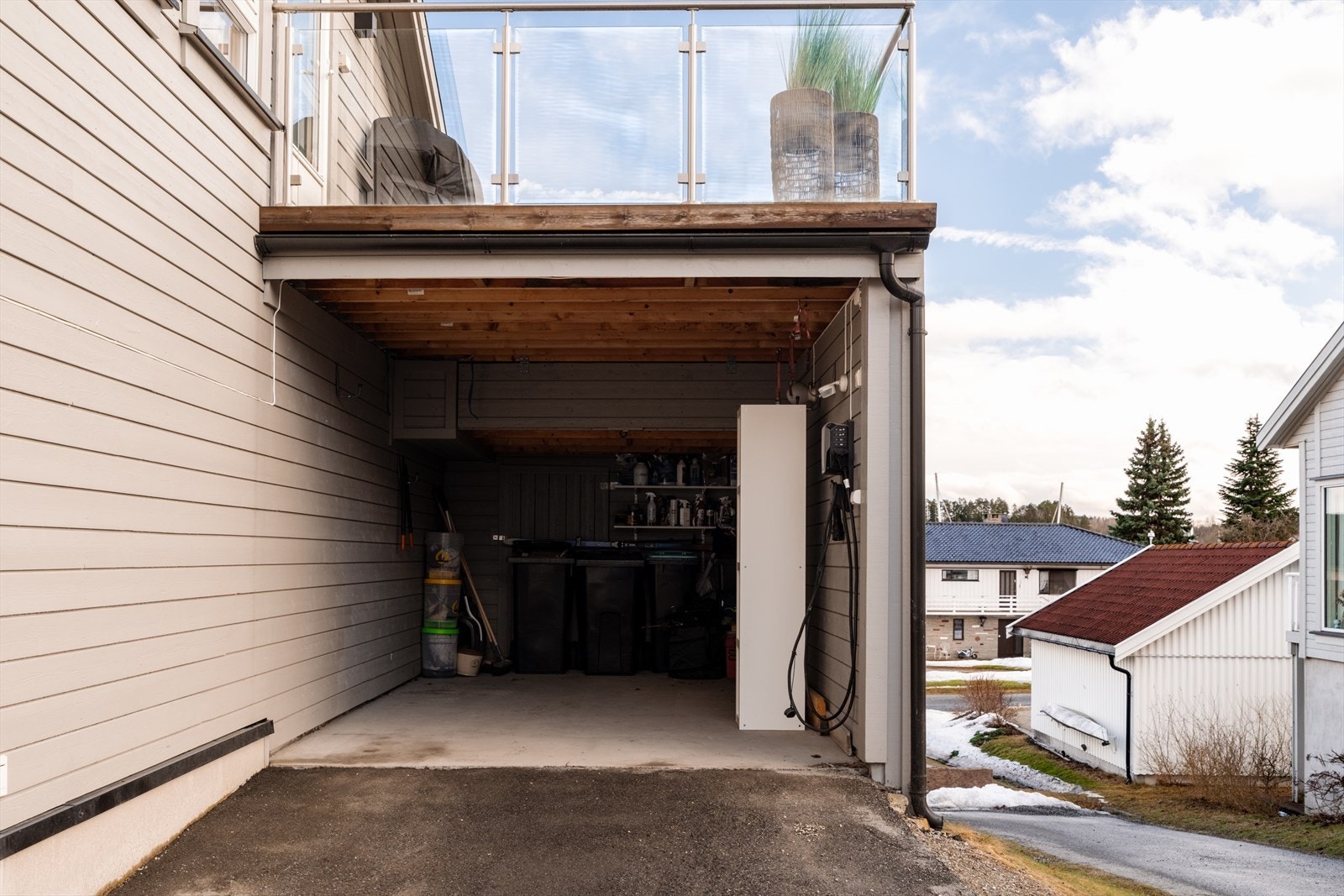 Carport m/lader. Galleribilde