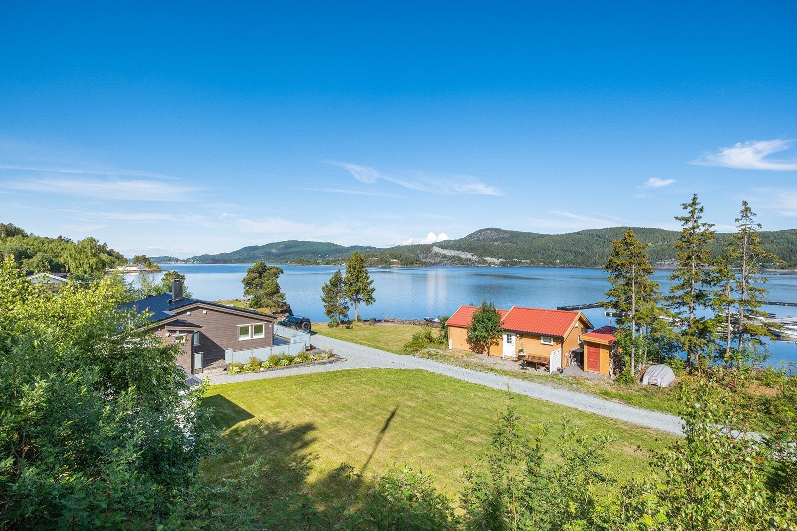 Eiendommen ligger rett ved fjorden med flott utsikt over sjøen og mot Hoøya og Tørøya Galleribilde