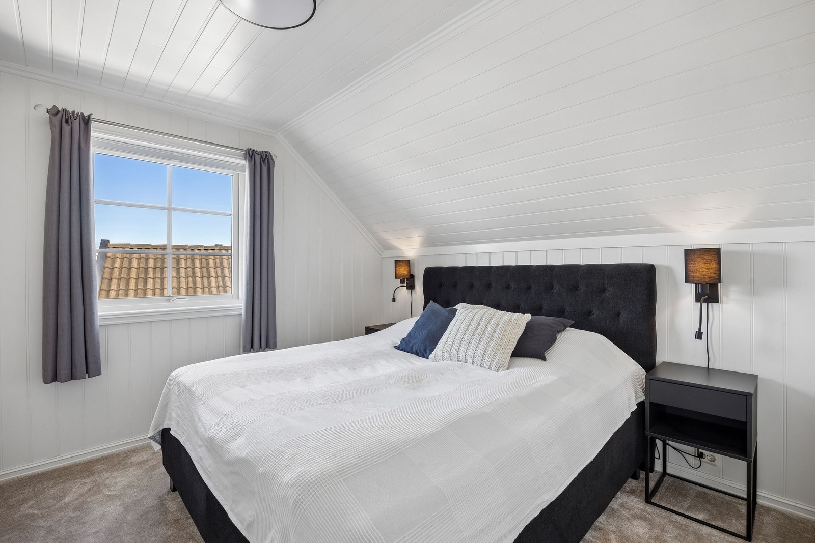 Luftig hovedsoverom med skråhimling og god plass til dobbeltseng. Galleribilde