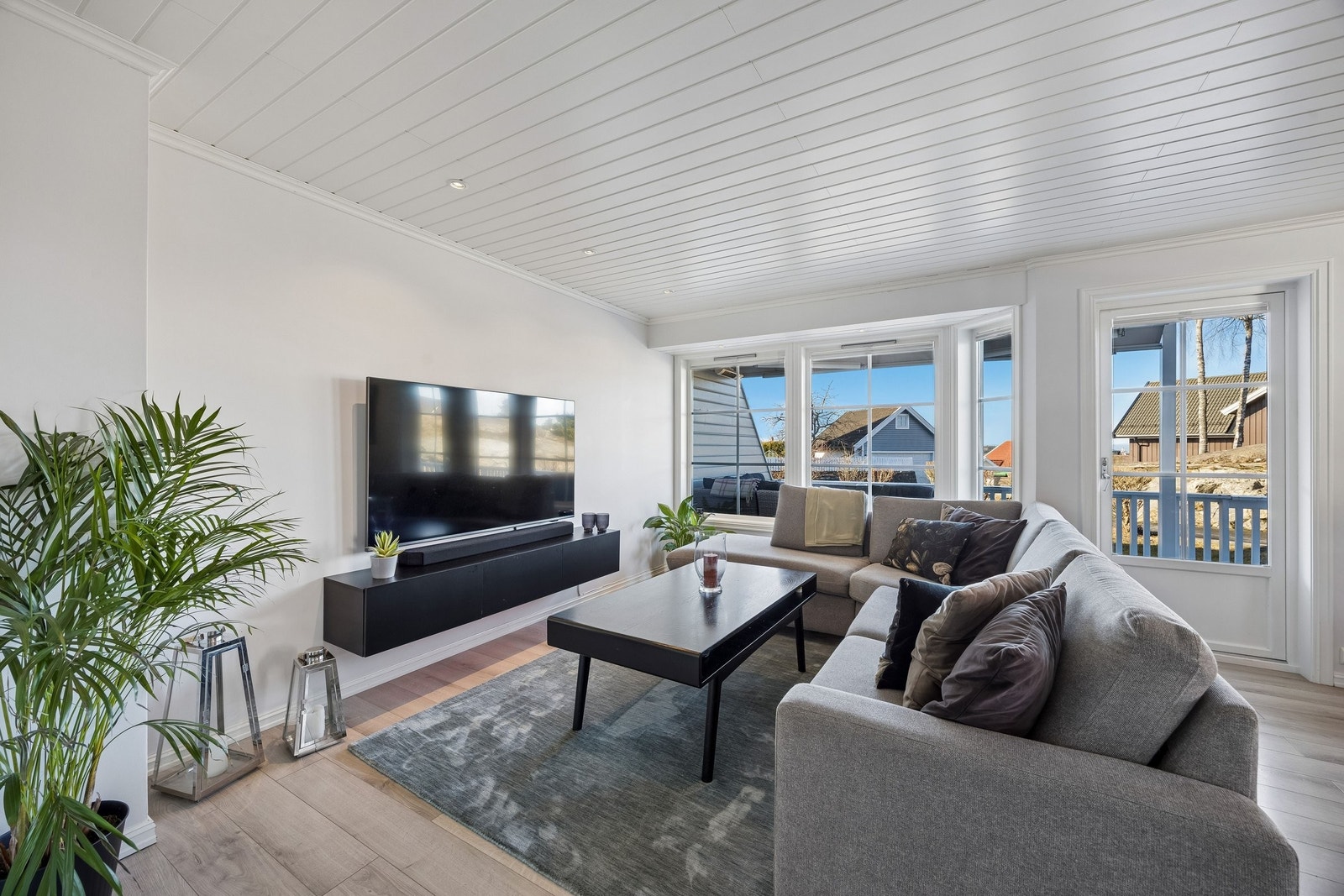 Lys og romslig stue med store vindusflater som slipper inn rikelig med dagslys. Galleribilde