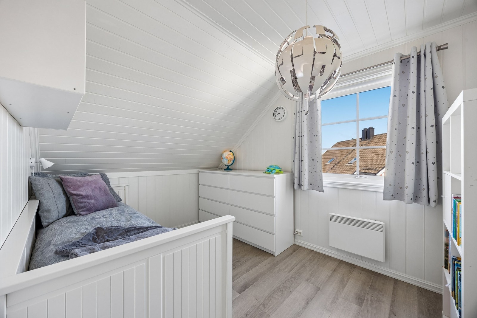 Lyst og koselig soverom med god plassutnyttelse. Galleribilde