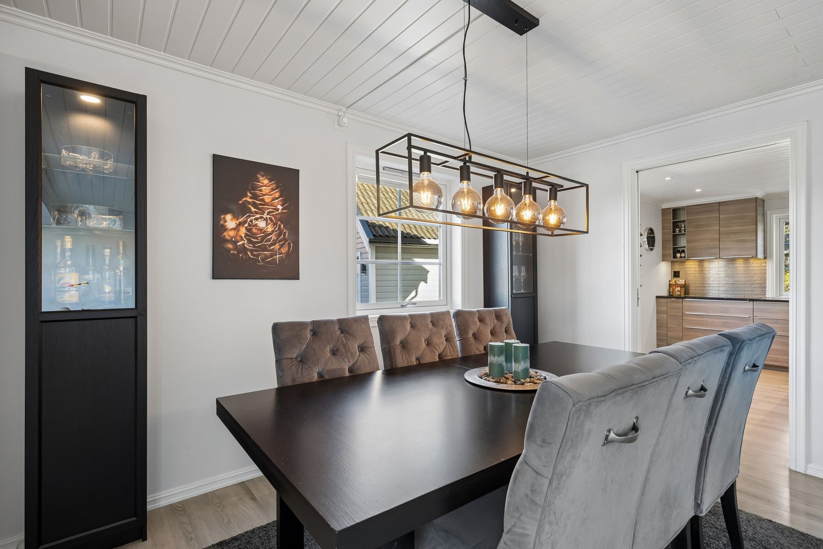 Elegant spisestue med plass til stort spisebord og moderne belysning. Galleribilde