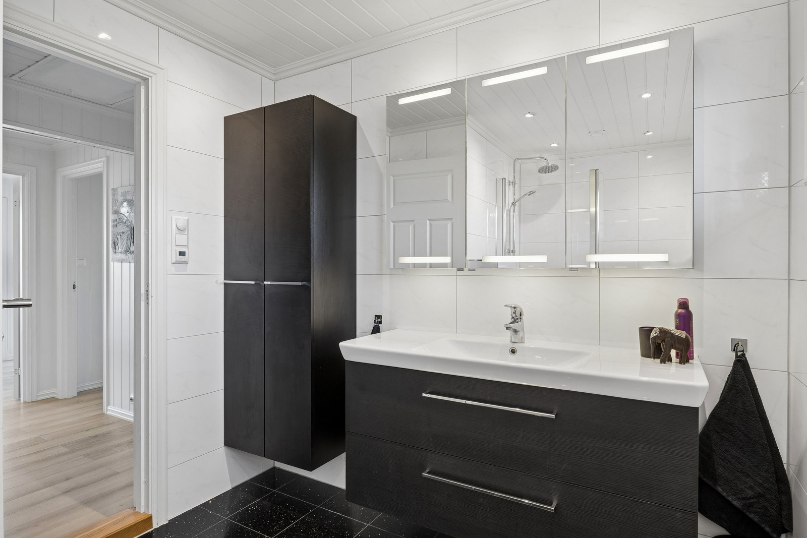 Stilrent bad med moderne innredning og god oppbevaringsplass. Galleribilde