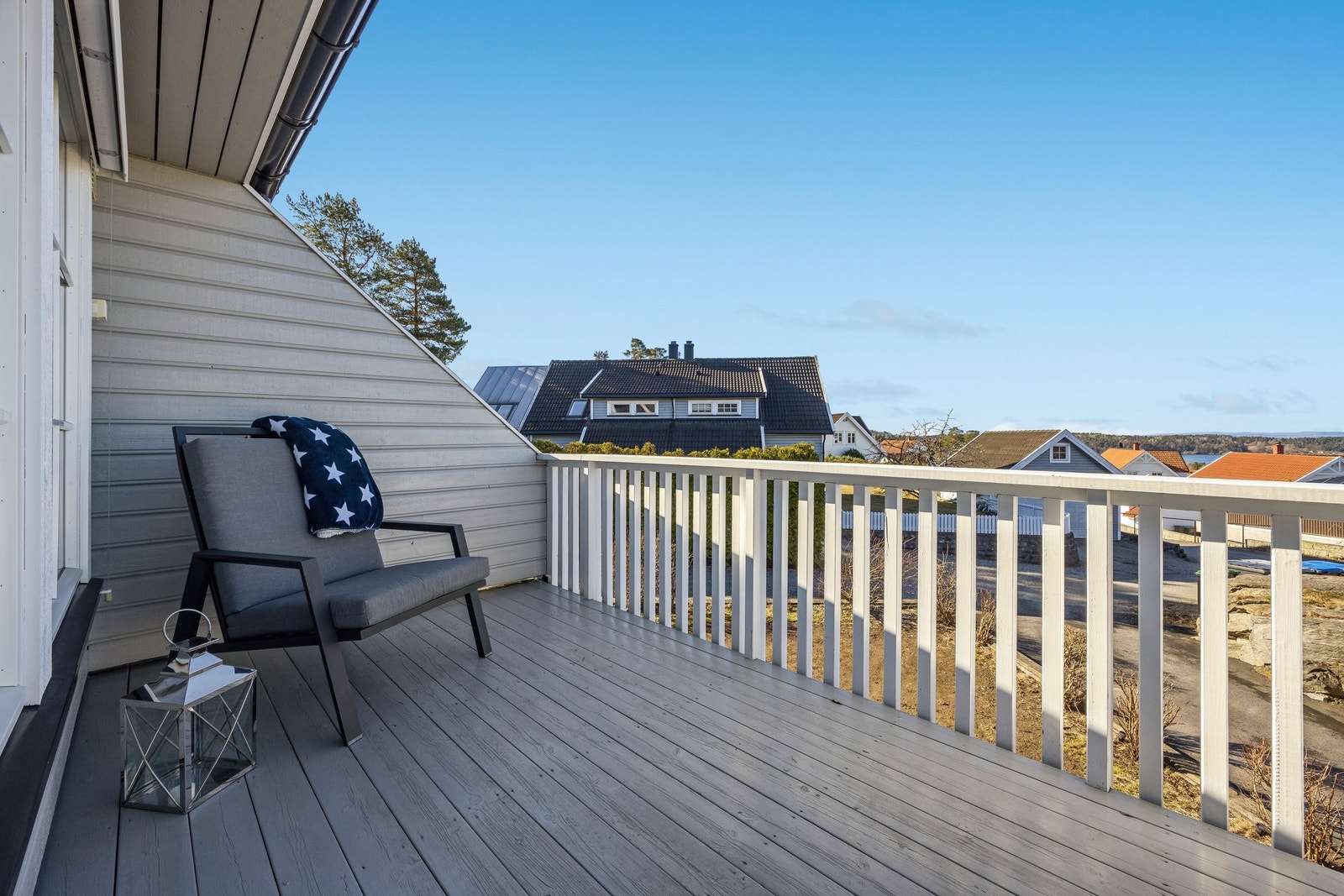 Lun og privat veranda i 2. etasje med utsyn over nærområdet. Perfekt til kveldssolen. Galleribilde