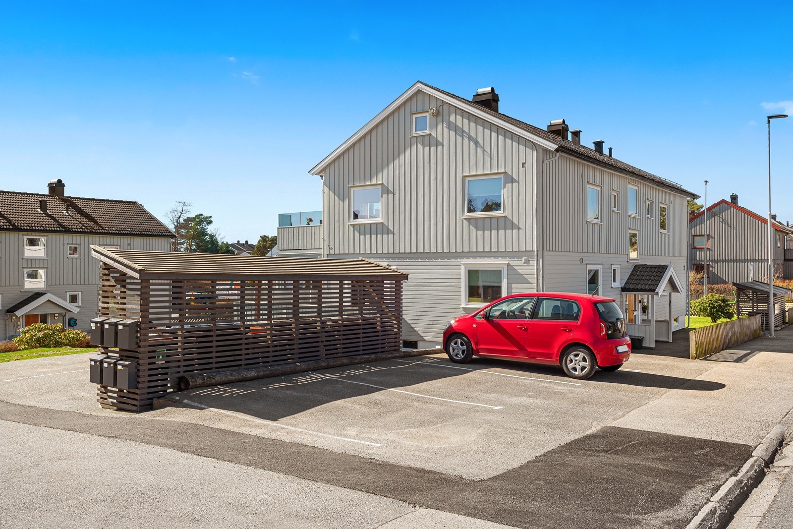 Det følger med en biloppstillingsplass. Galleribilde