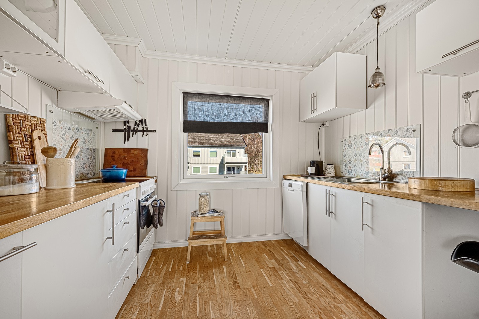 Separat kjøkken med god plass. Galleribilde