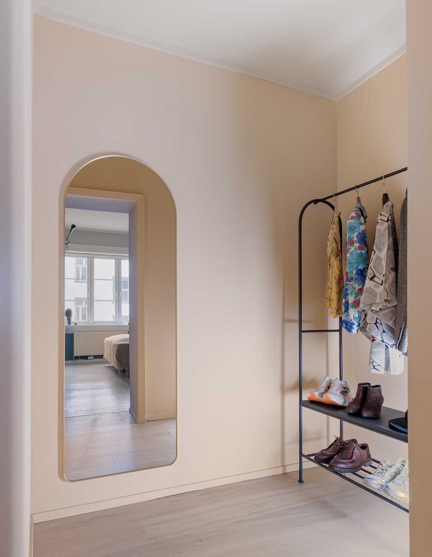 Walk-in garderoben sikrer rikelig med oppbevaringsplass Galleribilde