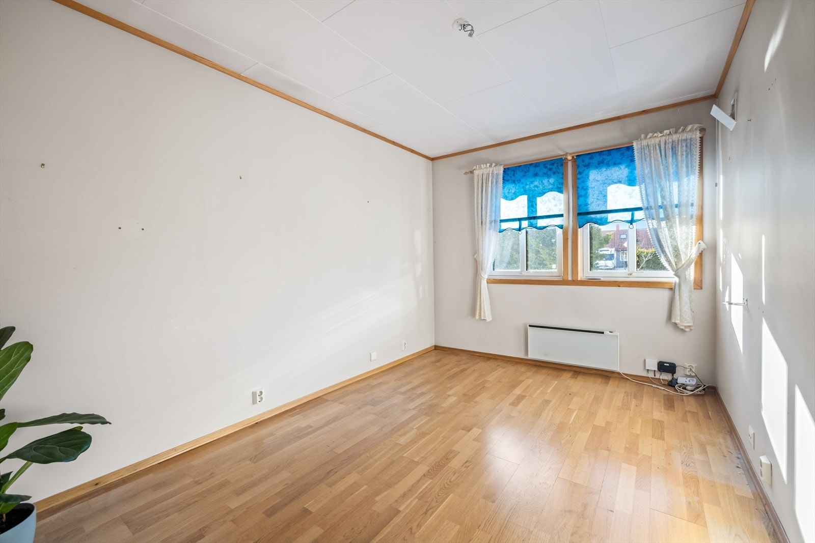 I 1. etasje ligger et soverom med direkte adkomst inn til badet. Galleribilde