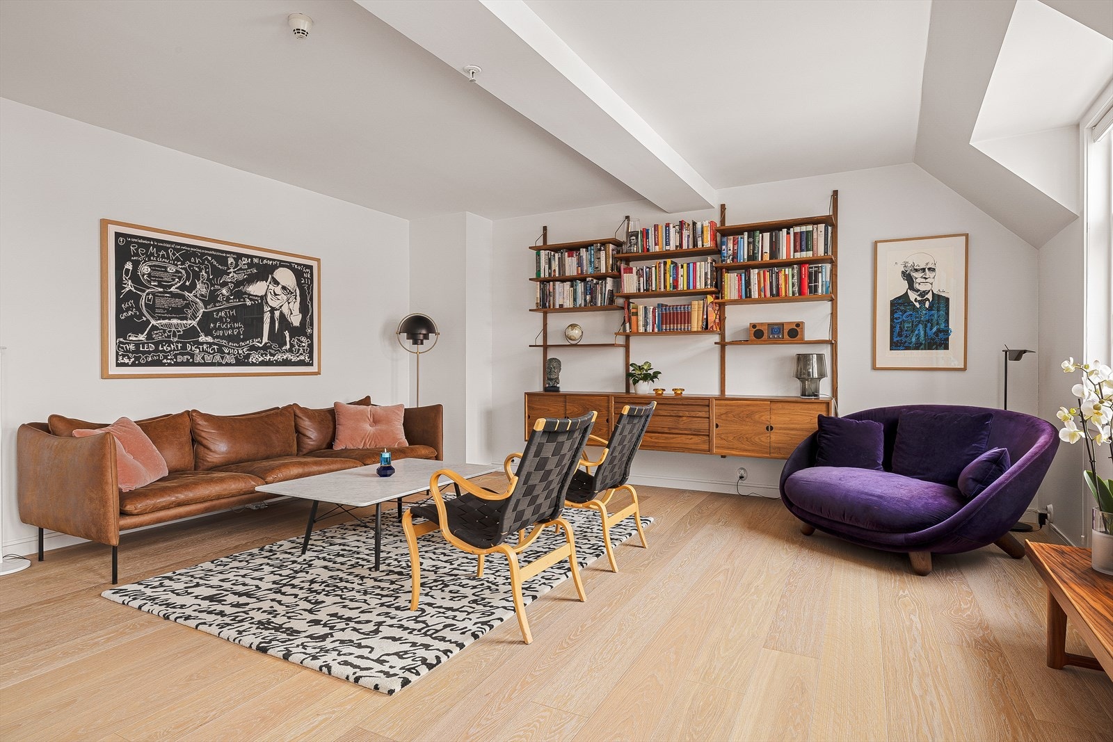 Stue med åpen løsning mot kjøkkenet er på 35,1m² Galleribilde