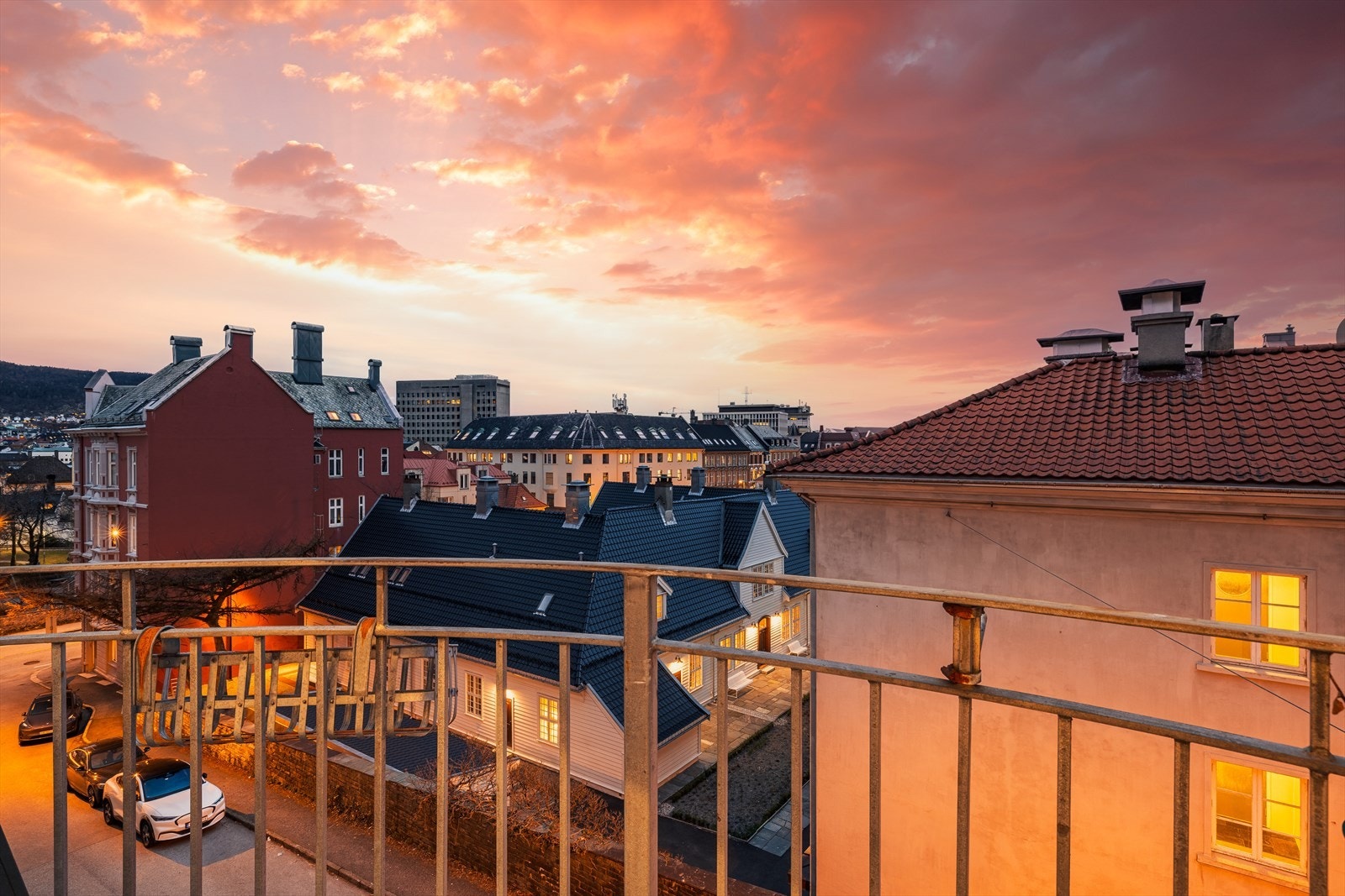 Fra leiligheten er det utsikt over nærområdet/omkringliggende områder. Galleribilde