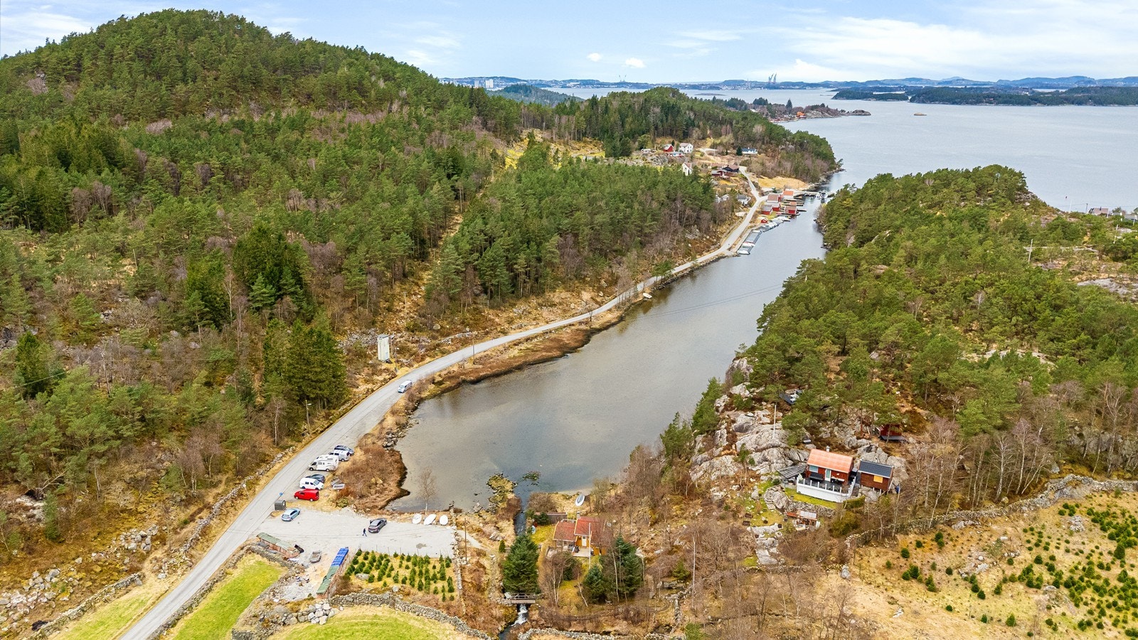 Felles kommunal parkeringsplass like ved hytta Galleribilde