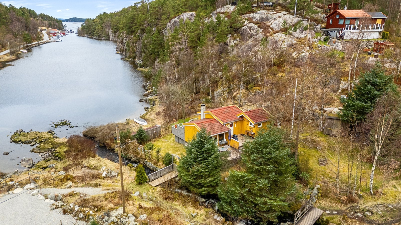 Hytten ligger veldig fint til, helt i enden av Lauvåsvågen med fin sjøutsikt Galleribilde