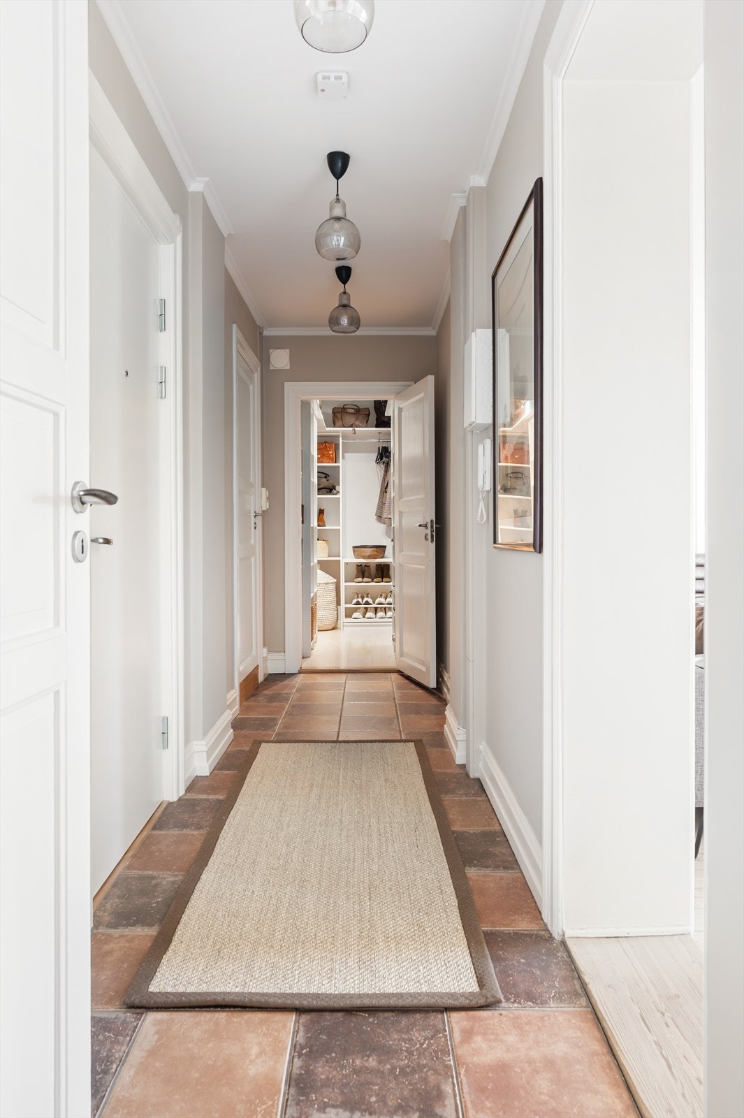Entréen har en lyd- og brannklassifisert dør. Herfra er det direkte tilgang til et romslig walk-in-closet. Galleribilde