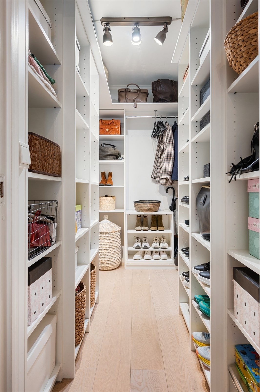 Et dedikert walk-in-closet gir rikelig med organisert oppbevaringsplass. I tillegg medfølger to loftsboder og én kjellerbod på totalt 6 m². Galleribilde