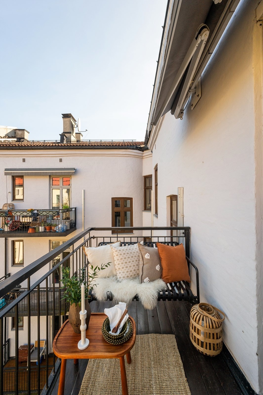 Den nordvendte balkongen på ca. 4 m² er et hyggelig uterom med plass til en liten sittegruppe. Galleribilde