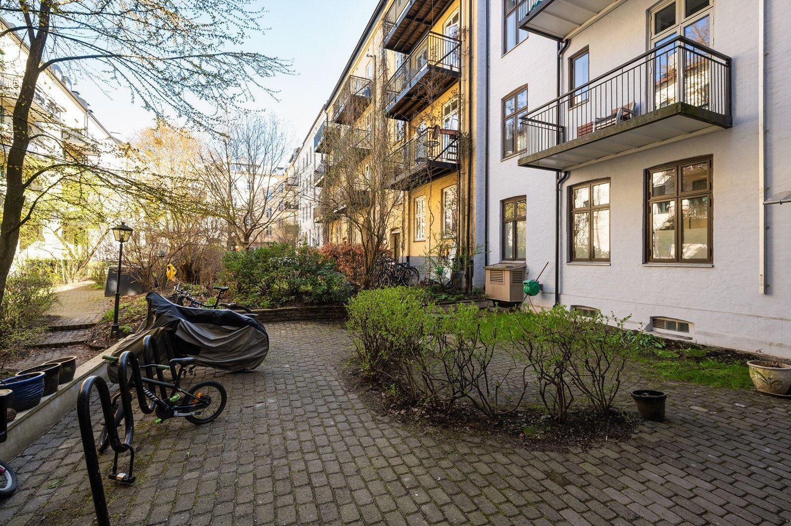Sameiet har tilrettelagt for sykkelparkering i bakgården. Herfra er det gangavstand til alt Grünerløkka har å by på, fra parker til kafeer. Galleribilde