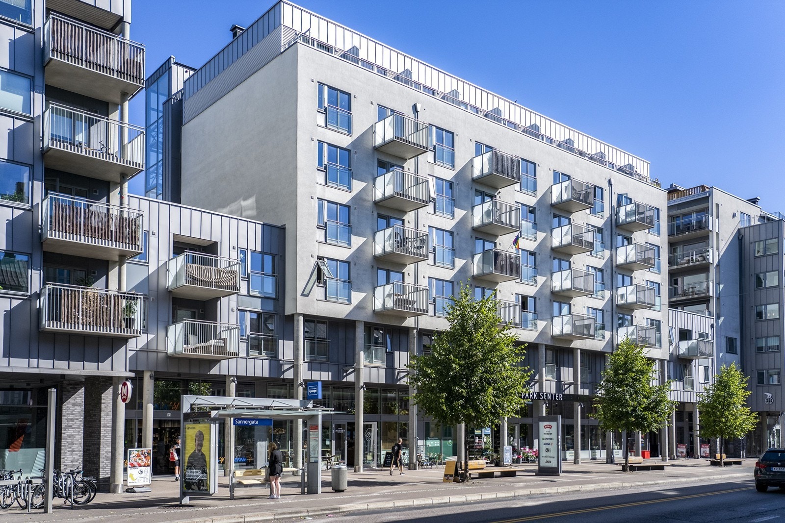 I Ringnes Park finner du Sats treningssenter, Meny med godt utvalg, Jernia jernvarehandel, apotek, Ringen Kino med et av Nord Europas mest moderne kinoanlegg, en trivelig gatecafé, frisørsalong m.m. Galleribilde