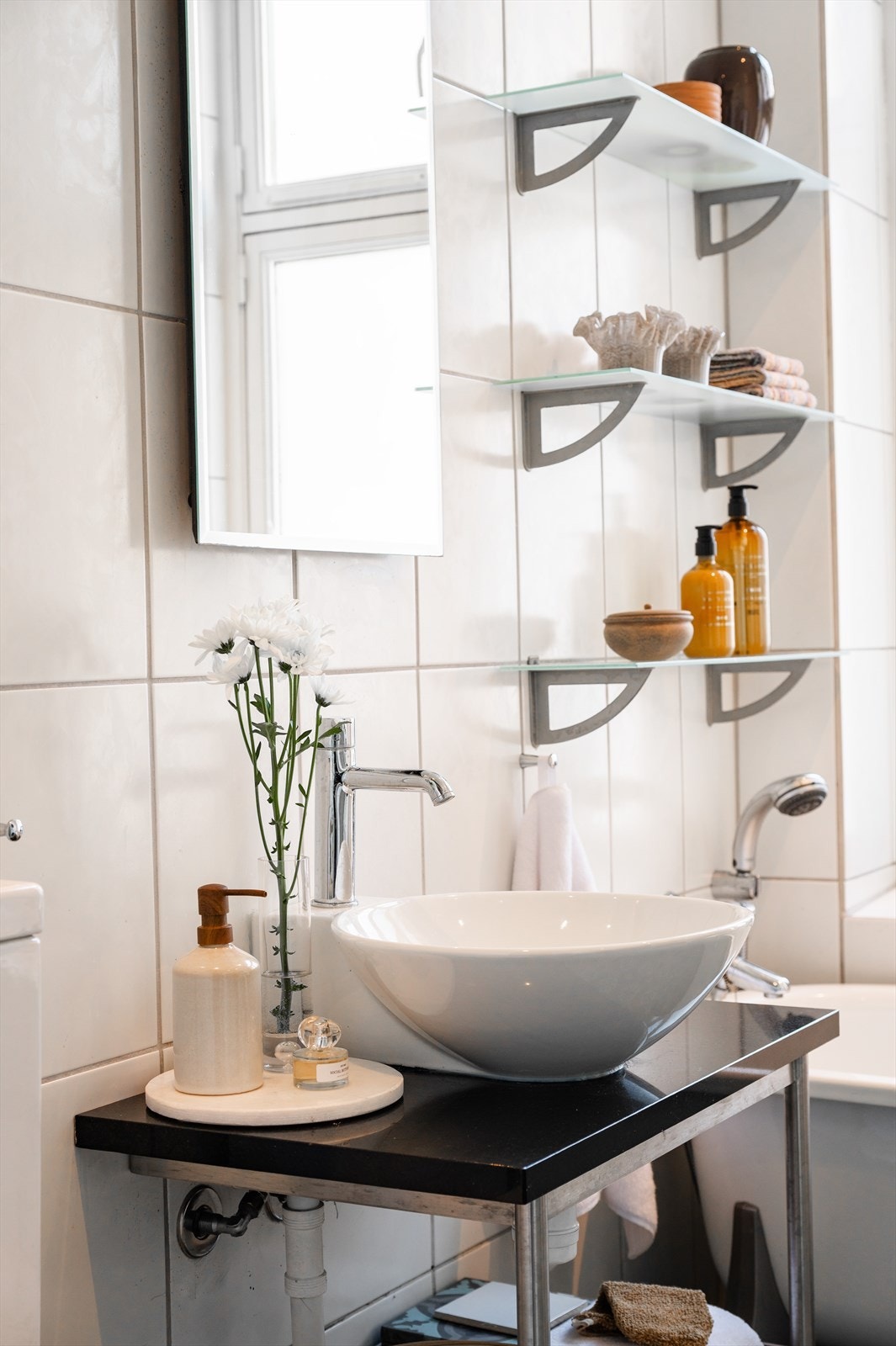 Baderomsinnredning med servant og speil. Badet har innfelte downlights i himlingen med malt panel. Galleribilde