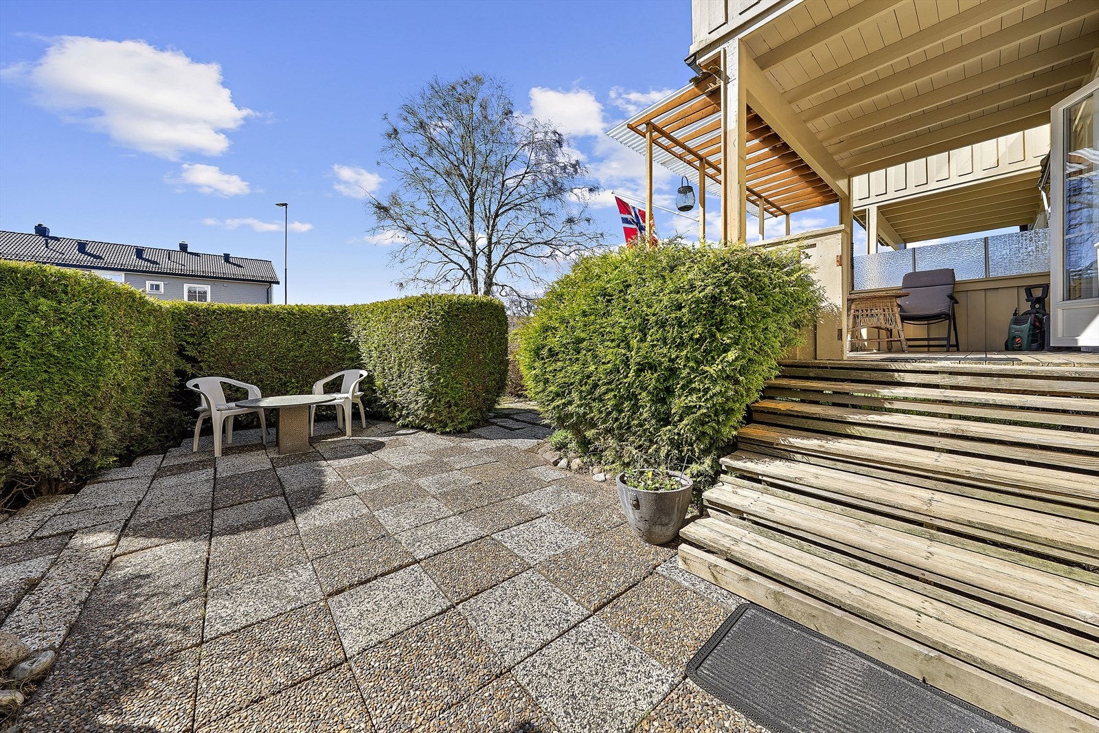 Skjermet uteplass i hagen. Galleribilde