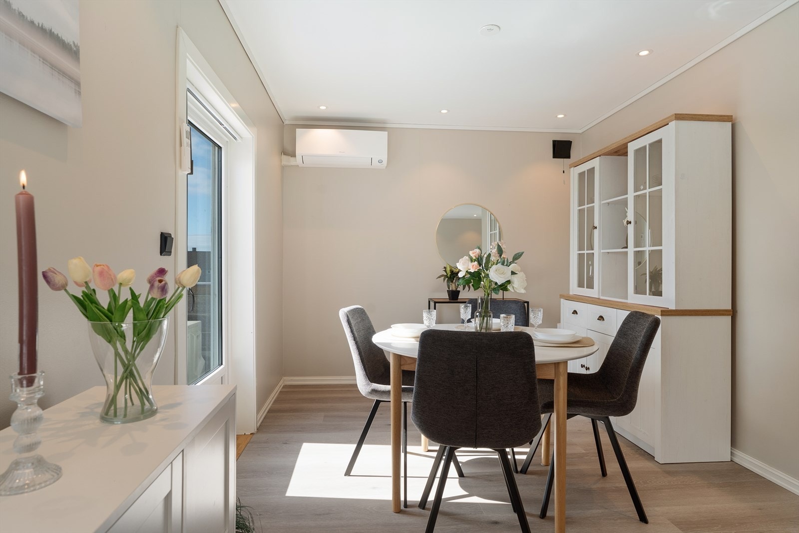 Lys og romslig stue med flere innredningsmuligheter. Her er god plass til både sofa og spisegruppe. Galleribilde