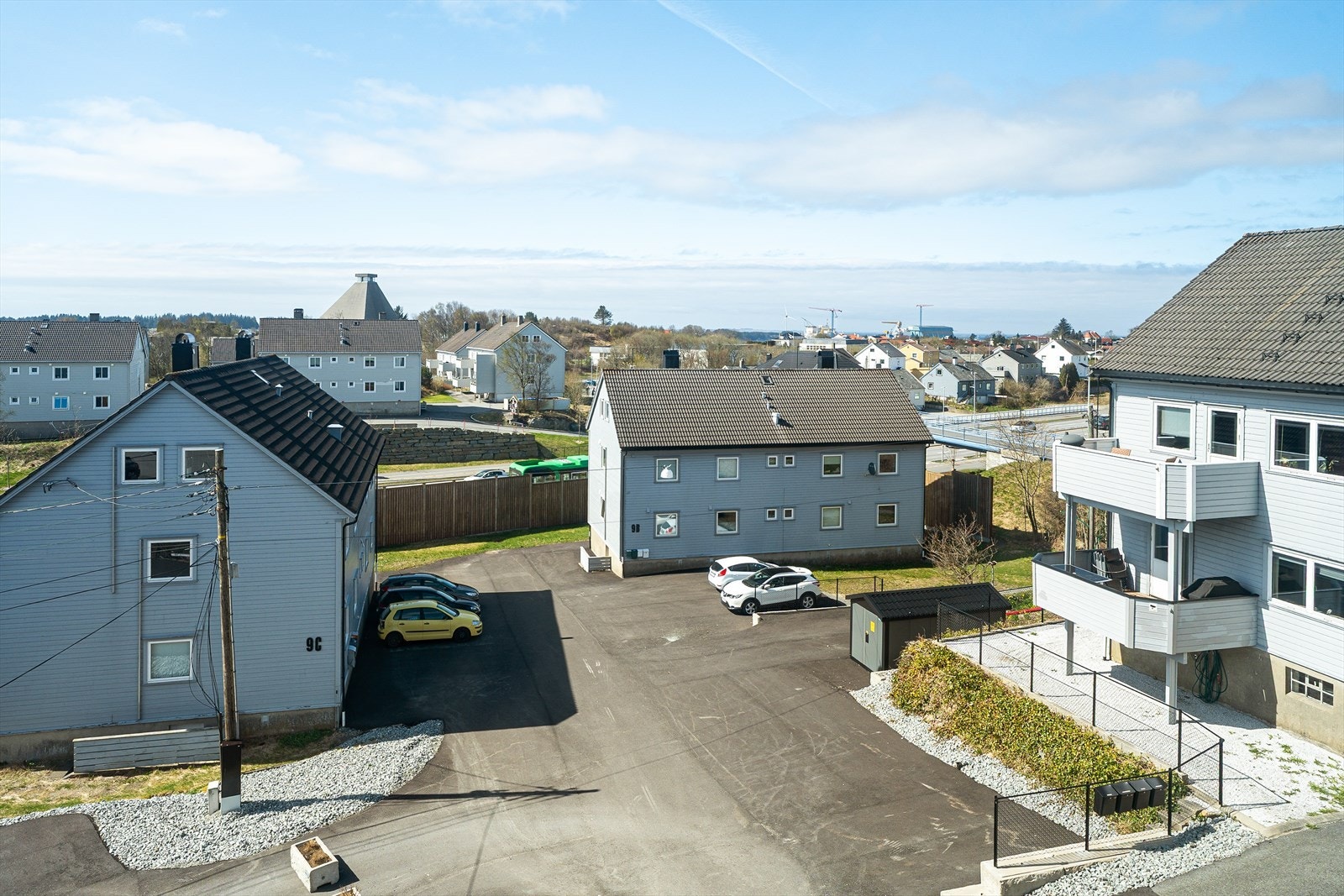Leiligheten har en sentral beliggenhet i søre bydel av Haugesund. Her bor en i et trivelig, tilbaketrukket boligfelt, samtidig som det er kort avstand til de fleste fasiliteter. Galleribilde