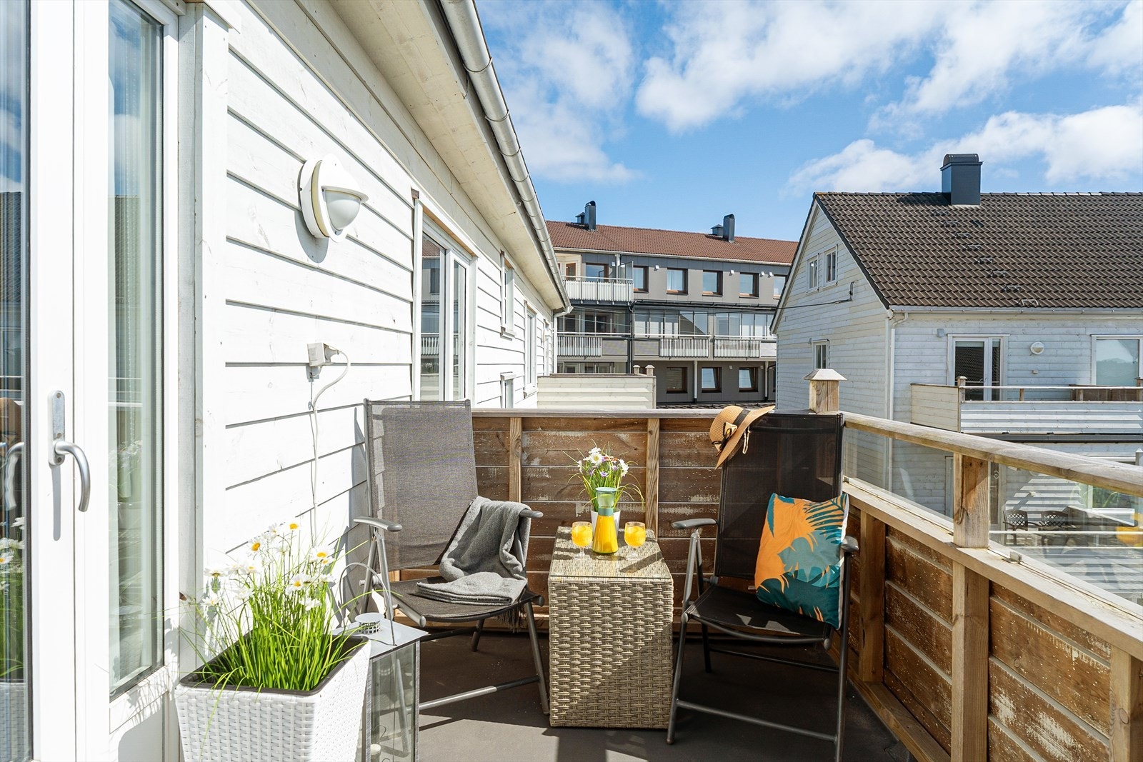 Fra stuen er det utgang til vestvendt balkong på 6 kvadratmeter - Et herlig sted å tilbringe varme sommerdager! Galleribilde