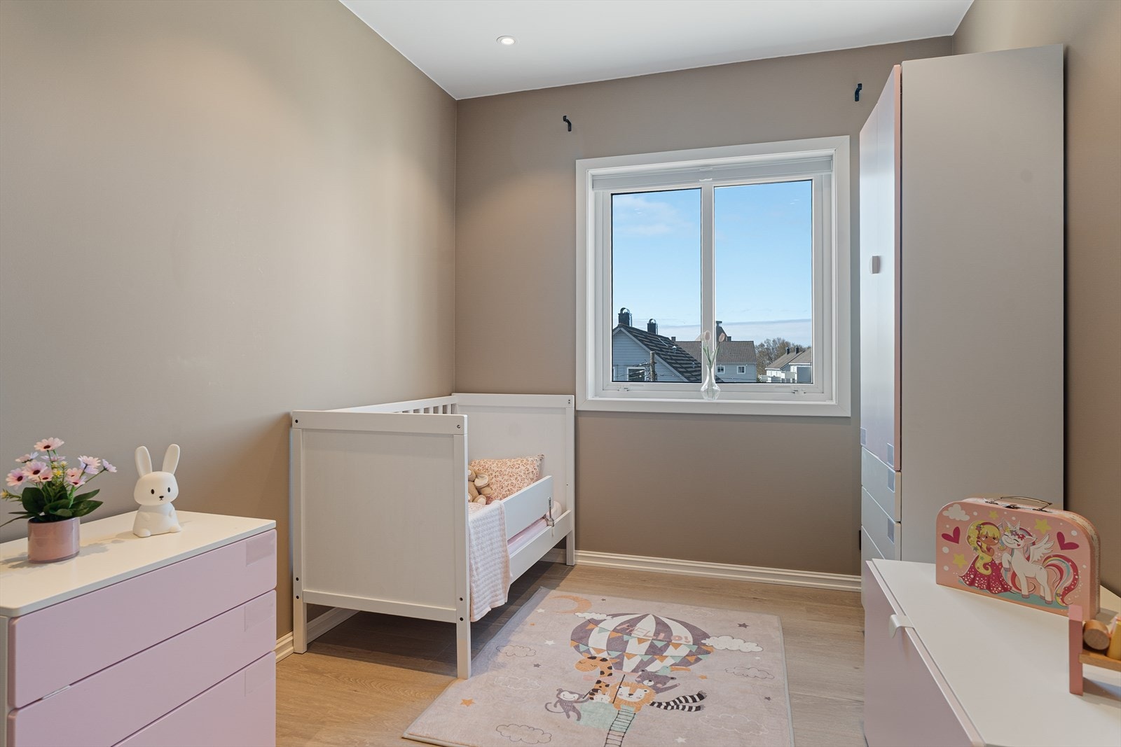 Soverom nr. 2 egner seg fint som barnerom, kontor eller gjesterom. Galleribilde