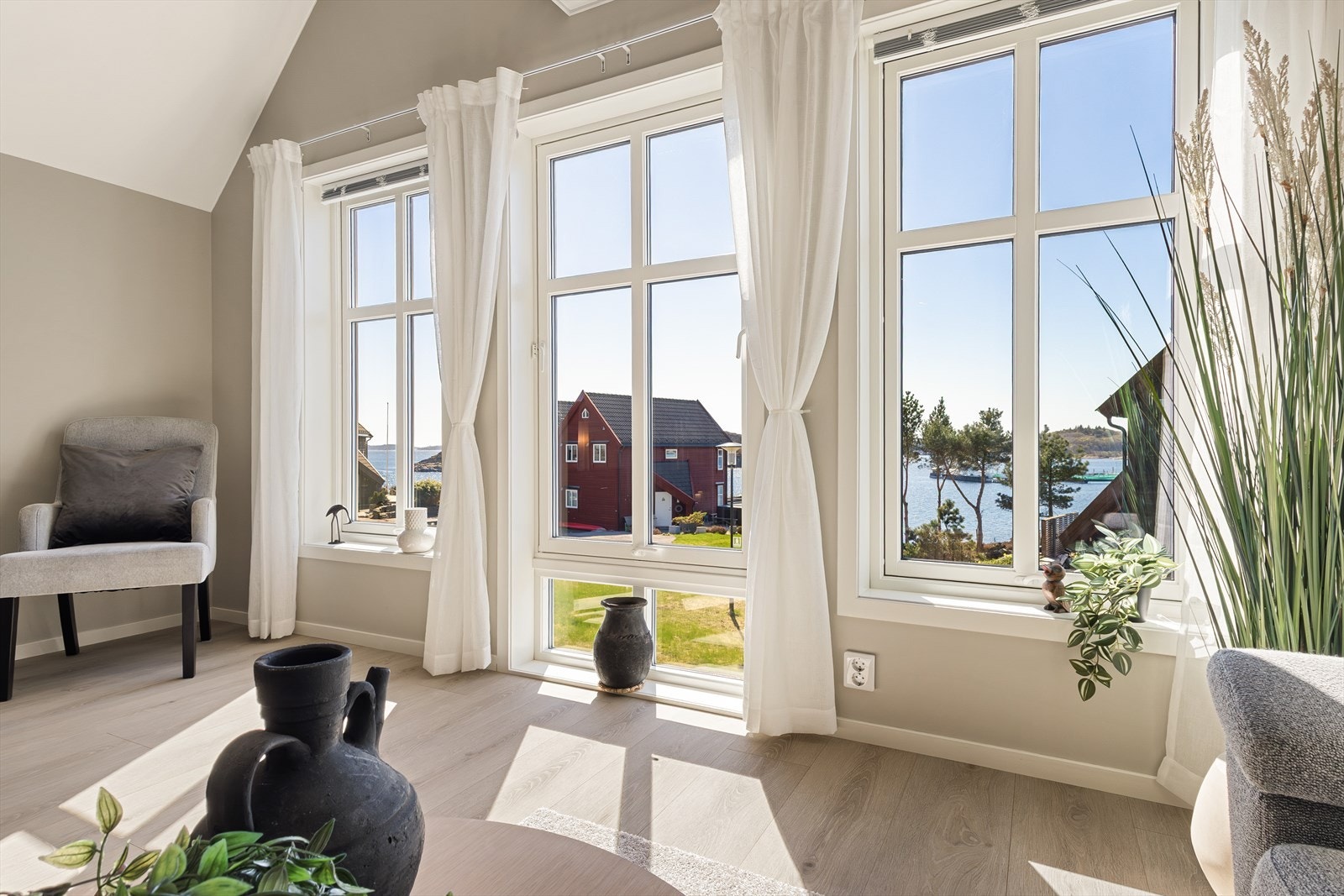 - Merk de store vindusflatene som bidrar til rikelig med verdifullt lysinnslipp, i tillegg til å dra den nydelige utsikten inn i rommet. Kombinert med den generøse takhøyden får du en fantastisk romfølelse - Galleribilde