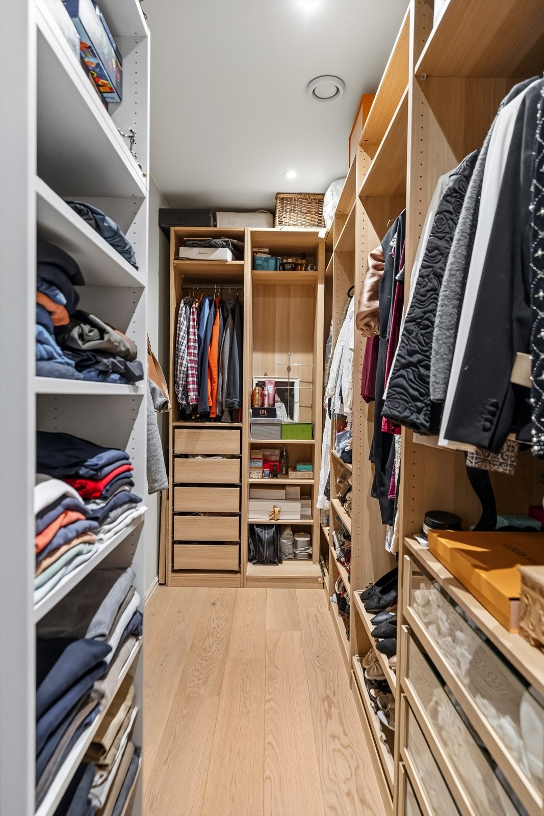 Praktisk walk - in closet ifbm hovedsoverommet. Galleribilde